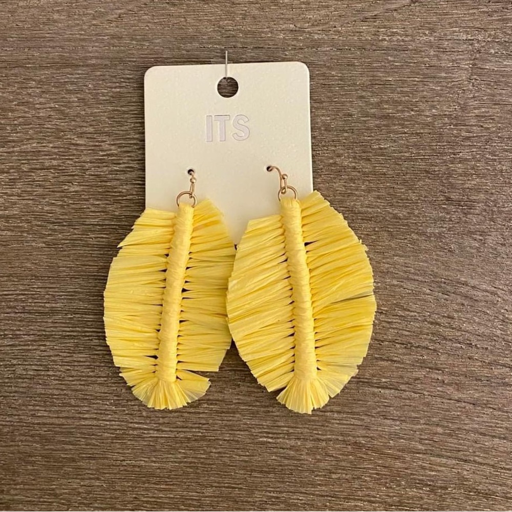 NWT Yellow rattan palm-shaped earrings